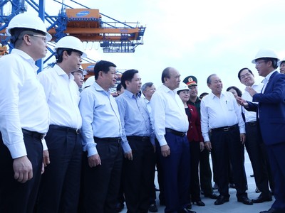 Thủ tướng Nguyễn Xuân Phúc đến thăm và làm việc tại Cảng Gemalink (Ảnh: Lê Toàn)