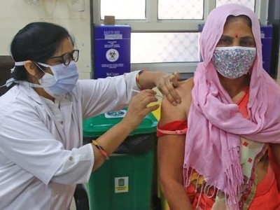 Một người dân đang tiêm một liều vắc xin Covid-19 tại Bệnh viện HB Kanwatia ở Jaipur, Rajasthan, Ấn Độ vào ngày 11/4/2021. Ảnh: Getty Images