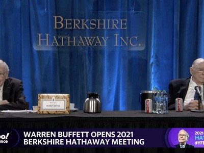 Warren Buffett và Charlie Munger tại cuộc họp thường niên của Berkshire Hathaway ở Los Angeles, California ngày 1/5/2021