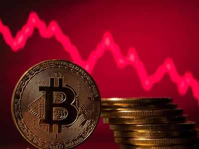 Bitcoin lao dốc: Nên bán hay mua?