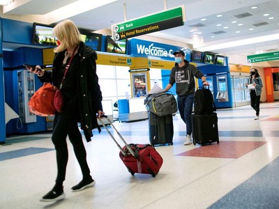 Reuters: Chính quyền Biden lên kế hoạch yêu cầu du khách tới Mỹ phải được tiêm chủng 