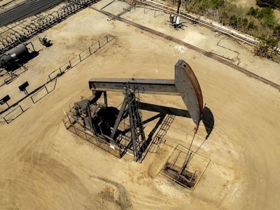 Giá dầu tiếp tục biến động trước thềm cuộc họp OPEC+