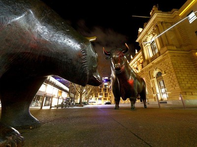 Khảo sát: Chứng khoán toàn cầu có khả năng điều chỉnh vào cuối năm