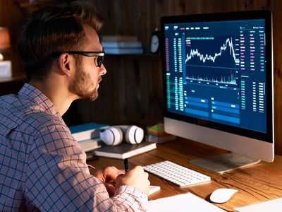 Các chiến lược gia khuyến nghị các nhà đầu tư xem xét sự biến động của biến thể Omicron và giữ nguyên danh mục