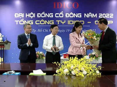 Bà Nguyễn Thị Như Mai người thứ 3 từ bên trái sang phải.