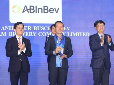 Đại diện Công ty TNHH Bia Anheuser-Busch InBev nhận Giải thưởng Rồng Vàng từ Ban Tổ chức.