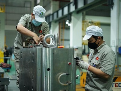 Nhựa Hà Nội (NHH): Nhóm An Phát Xanh (AAA) và An Phát Holdings (APH) đã đầu tư thêm 364,95 tỷ đồng trong đợt chào bán cổ phiếu