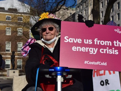 Người tiêu dùng đang bị tổn thương khi cú sốc năng lượng toàn cầu diễn ra