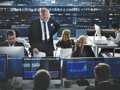 Giới đầu tư toàn cầu tìm kiếm các kênh đầu tư an toàn trước bão giá và lãi suất tăng