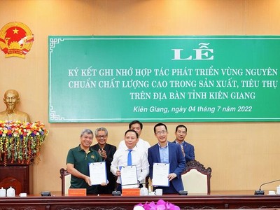 Đại diện các bên tại lễ ký kết ghi nhớ hợp tác phát triển vùng nguyên liệu trong sản xuất tiêu thụ lúa gạo.