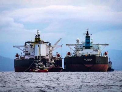 Hai tàu chở dầu chuyển dầu thô ở Vịnh Laconian ngoài khơi bờ biển Hy Lạp vào ngày 24/8
