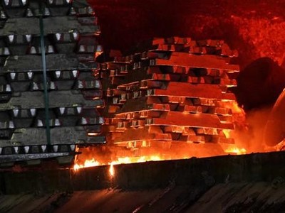 Thị trường nhôm chứng kiến "cú đánh kép"