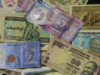 Đồng đô la mạnh thúc đẩy lo ngại về nợ gia tăng ở châu Á 