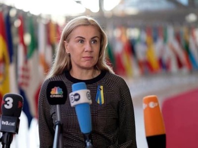 Ủy viên năng lượng Kadri Simson đang nói chuyện với giới truyền thông