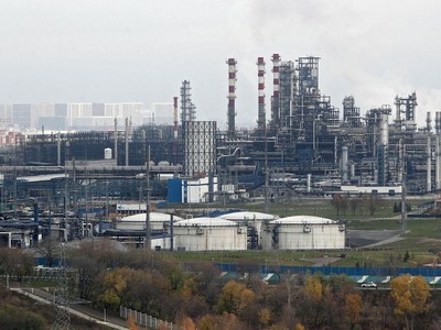 Giá dầu thô khó giảm do chi phí vận chuyển tăng cao