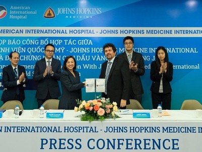 Lễ kí kết hợp tác giữa bệnh viện Quốc tế Mỹ (AIH) và Johns Hopkins Medicine International.