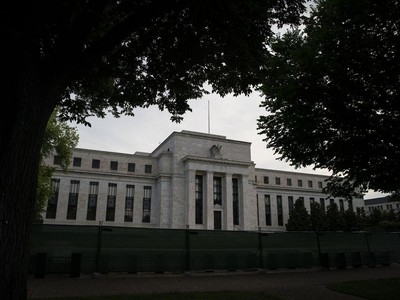 Fed tăng lãi suất lên mức cao nhất trong 15 năm và hứa hẹn sẽ duy trì lãi suất ở một thời gian dài