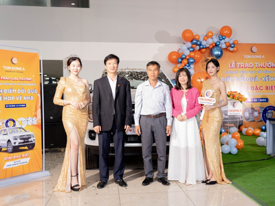 Ông Nguyễn Văn Đại (thứ hai từ trái sang), Phó tổng giám đốc Công ty cổ phần Tôn Đông Á trao giải đặc biệt cho ông Trần Đình Bồi (người ở giữa), chủ cơ sở kinh doanh Tôn Thái Hà.