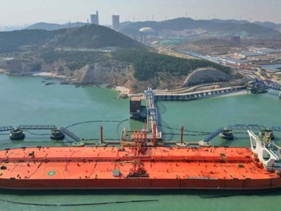 Một tàu chở dầu dỡ hàng tại Yên Đài, Trung Quốc.