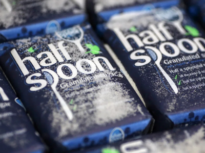 Giá đường tăng vọt lên mức cao nhất trong một thập kỷ do lo lắng về tình trạng thiếu cung