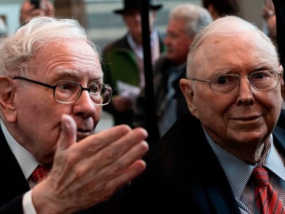 Ông Charlie Munger, Phó Chủ tịch của Berkshire Hathaway (bên phải)