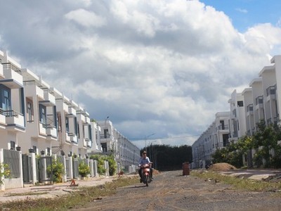 Nhiều dãy nhà trong KDC Tân Thịnh đã được hoàn thành, bán cho người dân