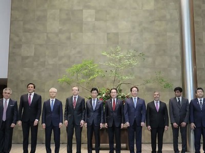 Thủ tướng Nhật Bản Fumio Kishida gặp gỡ các giám đốc điều hành của các nhà sản xuất chất bán dẫn lớn ở Tokyo vào ngày 18/5/2023