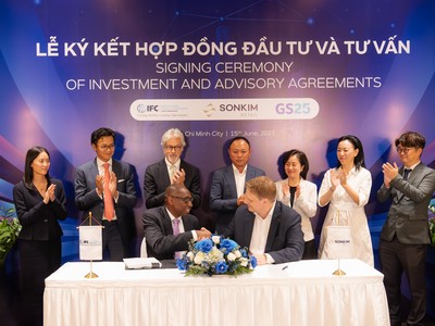 Ông Thomas Jacobs, Giám đốc Quốc gia IFC tại Việt Nam, Campuchia và Lào (trái) ký kết hợp đồng tư vấn cùng ông Mai Thụy Nhân, Tổng Giám đốc GS25 Việt Nam, TP Hồ Chí Minh