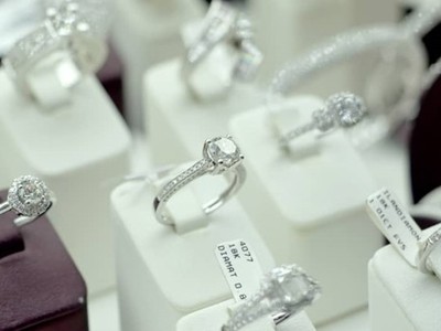 Giá kim cương có thể tiếp tục lao dốc