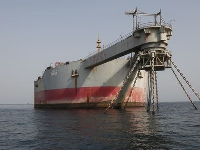 Quang cảnh tàu chở dầu Safer đang mục nát neo cách cảng Hudaydah, Yemen 60 km về phía bắc