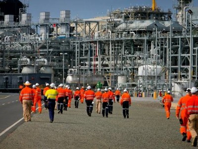 Công nhân tại một nhà máy LNG ở Queensland, Úc