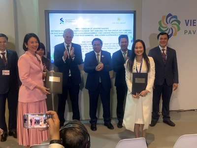 Tập đoàn PAN (Tổng giám đốc Nguyễn Thị Trà My – áo trắng) và Ngân hàng Standard Chartered Việt Nam (Tổng giám đốc Michele Wee – áo hồng) trao biên bản ghi nhớ tại COP28 trước sự chứng kiến của Thủ tướng Chính phủ Phạm Minh Chính