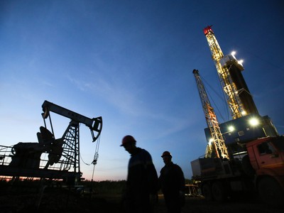 Thị trường dầu mỏ bất ngờ trước sản lượng của Mỹ tăng mạnh