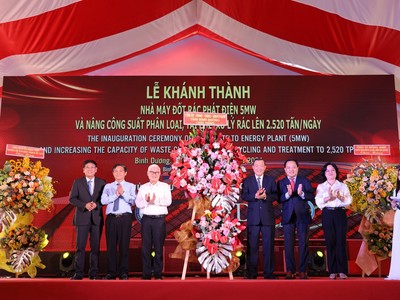 Lãnh đạo tỉnh Bình Dương tặng lẵng hoa của Tỉnh ủy - HĐND - UBND - Ủy ban MTTQ Việt Nam tỉnh chúc mừng buổi lễ (Ảnh: Lê Toàn)