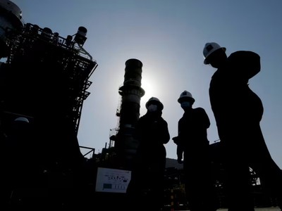 Tăng trưởng sản xuất dầu từ Mỹ và Iran gây áp lực lên Ả Rập Xê Út