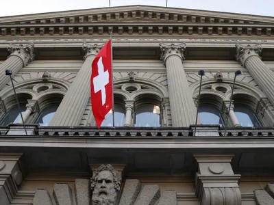 Thụy Sĩ trở thành nền kinh tế lớn đầu tiên cắt giảm lãi suất