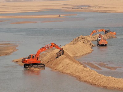 Trung Quốc đang làm đảo lộn thị trường cát thông qua việc tăng cường sản xuất tấm pin mặt trời