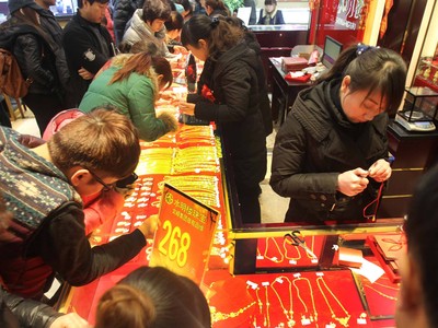 Đi kèm với cơn sốt vàng miếng, người dân Trung Quốc gặp vấn đề vàng giả