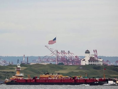 Giá dầu giảm do lãi suất cao thúc đẩy lo lắng về nhu cầu nhiên liệu