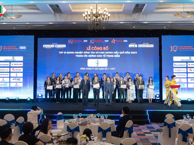 Ông Nguyễn Hoàng Hùng - Phụ trách Phòng Truyền thông CC1 đón nhận hoa chúc mừng và Giấy chứng nhận Top 10 Doanh nghiệp sáng tạo kinh doanh hiệu quả ngành Bất động sản – Xây dựng năm 2024 từ Ban tổ chức