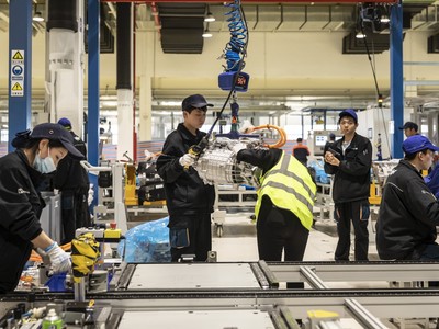 Hoạt động sản xuất toàn cầu gặp khó khăn vào tháng 7 khi nhu cầu suy giảm