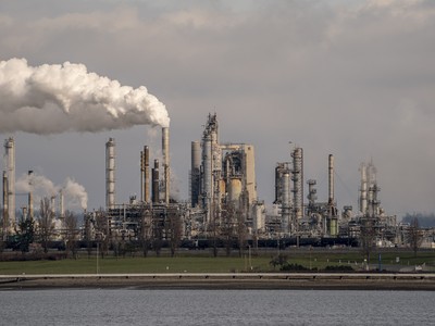 Các nhà máy lọc dầu ở Mỹ thu hẹp công suất làm dấy lên lo ngại về tình trạng dư thừa dầu thô toàn cầu