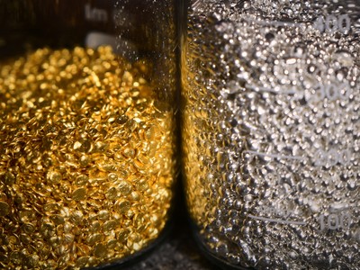 Giá bạc tăng giá mạnh mẽ do đâu?