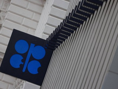OPEC+ tiếp tục trì hoãn kế hoạch tăng sản lượng thêm một tháng