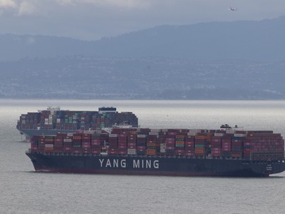 Thuế quan và lạm phát là yếu tố tác động lớn nhất đến thị trường tài chính toàn cầu trong năm 2025