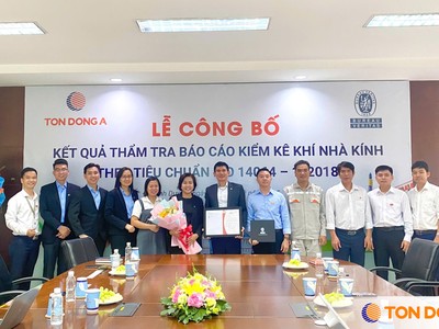 Ông Phạm Quốc Thắng, Phó tổng giám đốc Tôn Đông Á (đứng giữa) và ông Lâm Vĩnh Hảo, Giám đốc Chi nhánh Tôn Đông Á tại Thủ Dầu Một kiêm Giám đốc Khối sản xuất (đứng thứ 5 từ phải qua trái) vinh dự nhận chứng nhận ISO 14064-1:2018 từ đại diện Bureau Veritas Việt Nam