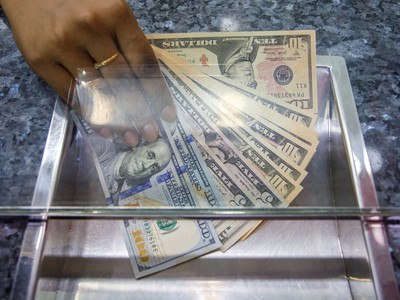 SWIFT: Đồng đô la Mỹ chiếm 50% các giao dịch toàn cầu