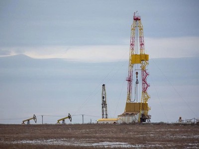 Sản lượng dầu của OPEC trong tháng 2 tăng lên mức cao nhất trong một năm