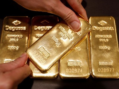 Vàng vượt qua mức 3.000 USD/ounce khi căng thẳng thương mại leo thang