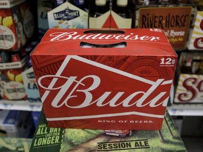 Ngành bia có thể hưởng lợi với thuế quan 200% đối với rượu của Tổng thống Trump